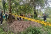 Garisan polis dipasang bagi mengelakkan ia menjadi tumpuan orang ramai. - Foto Agensi