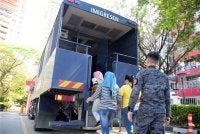 Tangkapan dilaksanakan di pelbagai lokasi bagi membanteras PATI di seluruh negara. Foto Facebook Jabatan Imigresen Malaysia