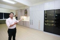 Azizzul Hadi menunjukkan antara sampel reka bentuk kabinet dapur yang ditawarkan Prokitch Interior Design kepada pelanggan sebagai rujukan sebelum projek dilaksanakan.