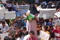 Mereka berkumpul mendesak bantuan dinaikkan memandangkan beban ekonomi yang semakin meningkat. Foto Agensi