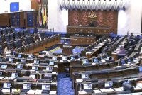 Ramli menegur dua timbalan menteri supaya memberikan perhatian dan tidak berbual sesama mereka ketika sesi perbahasan berlangsung di Dewan Rakyat pada Rabu.
