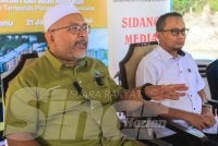 Wan Sukairi (kiri) ketika sidang media selepas menyempurnakan Majlis Pemakluman Projek RPMM Kubang Parit di Kuala Terengganu pada Rabu.
