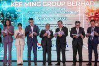 Menteri Besar Perak Datuk Seri Saarani Mohamad (tengah) melihat buku Prospektus Kee Ming Group Berhad pada majlis pelancaran prospektus syarikat itu pada Rabu. Foto Bernama