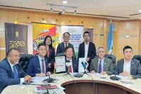 Kon Yeow (duduk, tengah) dan beberapa barisan Exco Kerajaan Negeri menunjukkan Warta Kerajaan Pulau Pinang dalam sidang akhbar di Komtar pada Rabu.