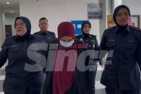 Nor Hasmal Hazwani (tengah) dibawa ke Mahkamah Sesyen Muar.