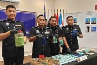 Raub (dua dari kiri) menunjukkan rampasan dadah daripada sindiket pengedaran dadah semasa sidang akhbar di IPD Johor Bahru, pada Selasa.