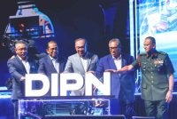 Anwar (tengah) ketika menghadiri Majlis Peluncuran Dasar Industri Pertahanan Negara di MITEC pada Selasa. Foto Bernama