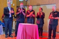 Karunanithy (dua dari kiri) melancarkan e-flyer Mutiara SPRM Pulau Pinang di Komtar pada Rabu.