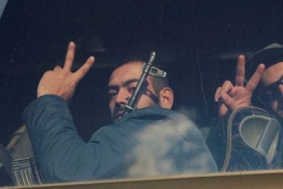 Anggota tentera Syria ketika dalam perjalanan ke Al-Hasakah, susulan pengunduran SDF. Foto: Reuters