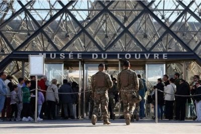 Pihak pengurusan Muzium Louvre menegaskan bahawa kakitangan tidak dilatih untuk berhadapan dengan pencuri dan diminta mengutamakan pemindahan pelawat ke lokasi lain.