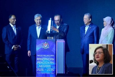 Perdana Menteri, Datuk Seri Anwar Ibrahim (tengah) menyempurnakan gimik peluncuran Rancangan Pendidikan Negara (RPN) 2026-2035 di Pusat Konvensyen Antarabangsa Putrajaya (PICC) pada Selasa. Foto: Bernama. Gambar kecil: Azlinda