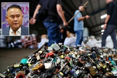 Ahmad Khusairi (gambar kecil) memaklumkan, SPRM memperhebatkan siasatan terhadap premis-premis yang terlibat dalam pengimportan e-waste secara haram ke negara ini. Foto: Bernama 