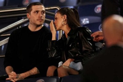 Brooklyn Beckham (kiri) dan isterinya, Nicola Peltz Beckham menghadiri perlawanan bola sepak Liga 1 Perancis antara Paris Saint-Germain (PSG) dan Olympique de Marseille (OM) di Stadium Parc des Princes, Paris, 24 September 2023. Foto AFP