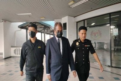 Jayakumar (tengah) dihadapkan ke Mahkamah Sesyen di sini pada Rabu.