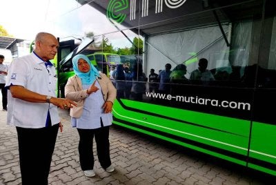 Masita (kanan) bersama Che Ibrahim semasa merasmikan Kempen Mutiara Sihat Sejahtera di Ibu Pejabat Konsortium E-Mutiara Berhad di Kota Bharu pada Rabu.Foto:SINAR HARIAN/HAZELEN LIANA KAMARUDIN
