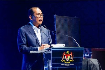 Mohamed Khaled Nordin berucap ketika menghadiri Majlis Peluncuran Dasar Industri Pertahanan Negara di MITEC pada Rabu. Foto Bernama