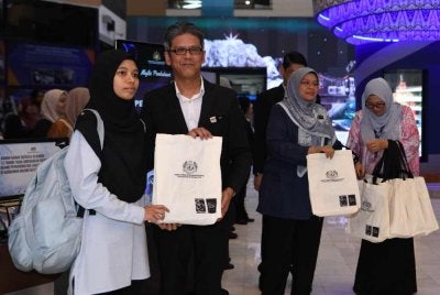 Edy Irwan (dua dari kiri) menyantuni pengunjung ketika majlis Pembukaan Pusat Pembelajaran Imersif di PNM.