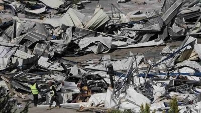 Tentera Israel yang disertai sekurang-kurangnya sebuah jentolak, menceroboh masuk ke dalam perkarangan berkenaan di kawasan kejiranan Sheikh Jarrah, lalu merobohkan struktur mudah alih serta kekal di tapak itu. - Foto AP