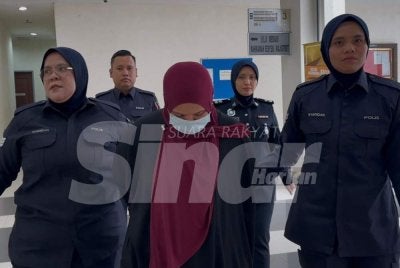 Nor Hasmal Hazwani (tengah) dibawa ke Mahkamah Sesyen Muar.