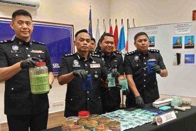 Raub (dua dari kiri) menunjukkan rampasan dadah daripada sindiket pengedaran dadah semasa sidang akhbar di IPD Johor Bahru, pada Selasa.