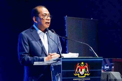 Mohamed Khaled berucap ketika menghadiri Majlis Peluncuran Dasar Industri Pertahanan Negara di MITEC, pada Rabu. Foto Bernama 