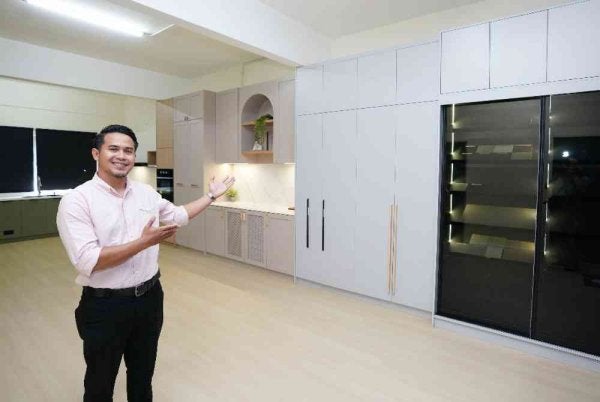 Azizzul Hadi menunjukkan antara sampel reka bentuk kabinet dapur yang ditawarkan Prokitch Interior Design kepada pelanggan sebagai rujukan sebelum projek dilaksanakan.