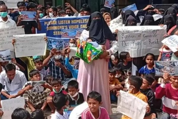 Mereka berkumpul mendesak bantuan dinaikkan memandangkan beban ekonomi yang semakin meningkat. Foto Agensi