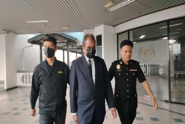 Jayakumar (tengah) dihadapkan ke Mahkamah Sesyen di sini pada Rabu.