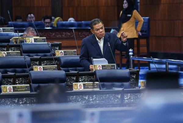  Saifuddin Nasution bercakap ketika sesi pertanyaan jawab lisan pada Mesyuarat Pertama, Penggal Kelima Parlimen ke-15 Dewan Rakyat di Bangunan Parlimen pada Rabu. Foto Bernama