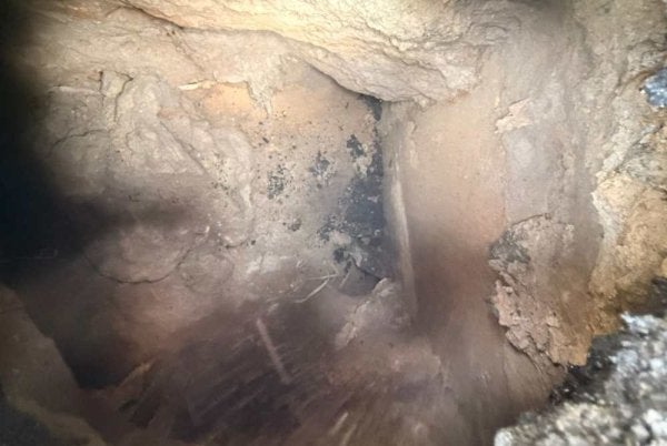 Lubang berukuran kira-kira dua meter panjang dan lebar serta sedalam 1.7 meter dikesan berlaku di sebuah taman perumahan di Bayan Lepas pada Isnin lalu.