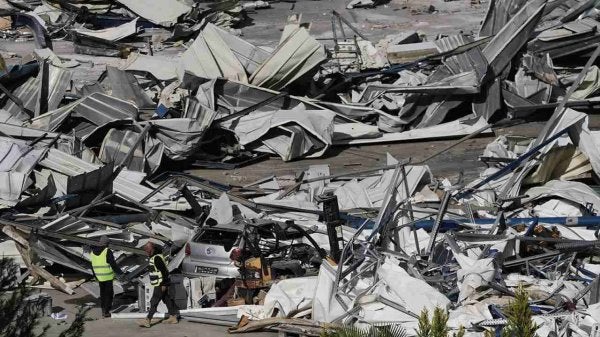 Tentera Israel yang disertai sekurang-kurangnya sebuah jentolak, menceroboh masuk ke dalam perkarangan berkenaan di kawasan kejiranan Sheikh Jarrah, lalu merobohkan struktur mudah alih serta kekal di tapak itu. - Foto AP