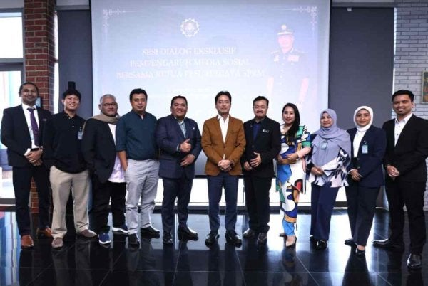 Azam (tengah) ketika majlis Sesi Dialog Eksklusif Pempengaruh Media Sosial Bersama Ketua Pesuruhjaya SPRM di Ibu Pejabat SPRM Putrajaya pada Rabu.