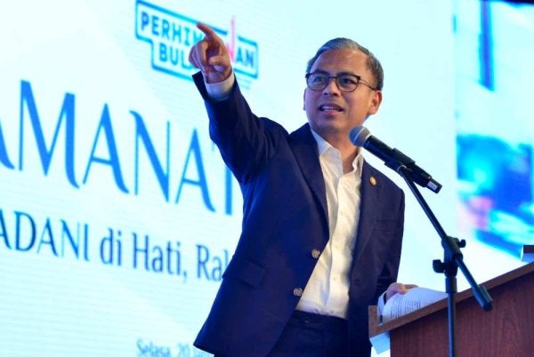 Fahmi ketika menyampaikan ucapan pada Majlis Perhimpunan Bulanan dan Amanat 2026 Kementerian Komunikasi di Menara Komunikasi pada Rabu. Foto Bernama