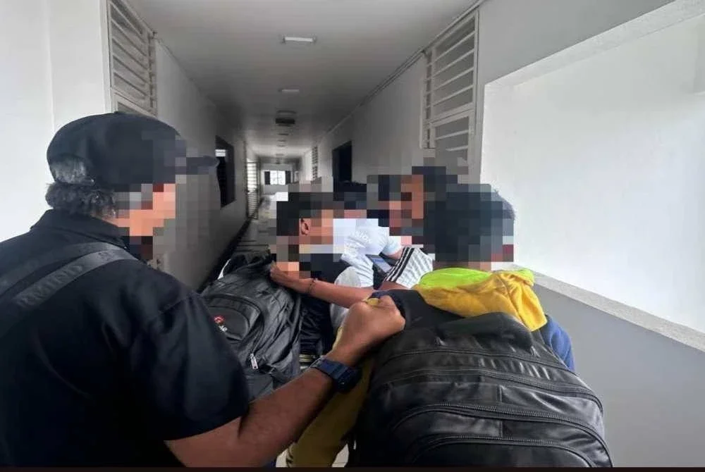 Antara warga Bangladesh yang ditahan di Taman Maluri di sini pada Selasa 