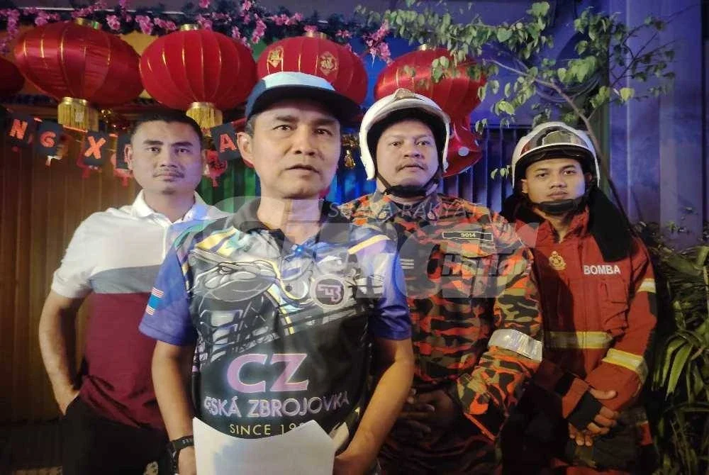 Wan Mohammed Saupee (dua dari kiri) ketika ditemui pemberita selepas Op Gegar di Jalan Petaling, Kuala Lumpur pada Rabu.