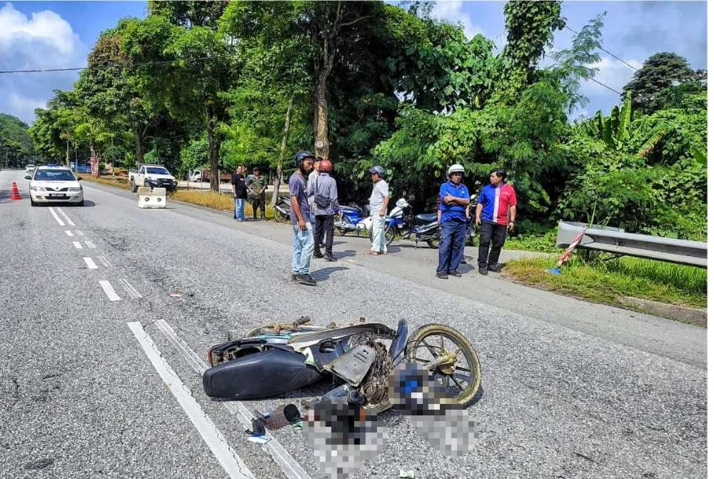 Warga emas maut motosikal ditunggangi bertembung dengan sebuah lori penghantar makanan di Kilometer 25, Jalan Lipis-Benta, Simpang Kampung Peruang di sini pada Rabu. Foto Polis Lipis.