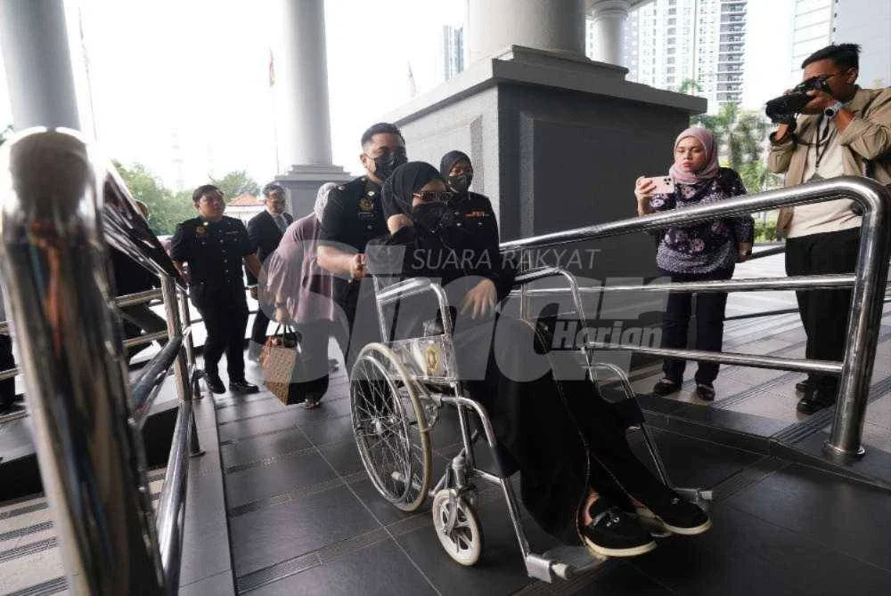 Salwani tiba di Kompleks Mahkamah Kuala Lumpur dengan berkerusi roda sekitar jam 8.20 pagi pada Khamis. FOTO: Rosli Talib