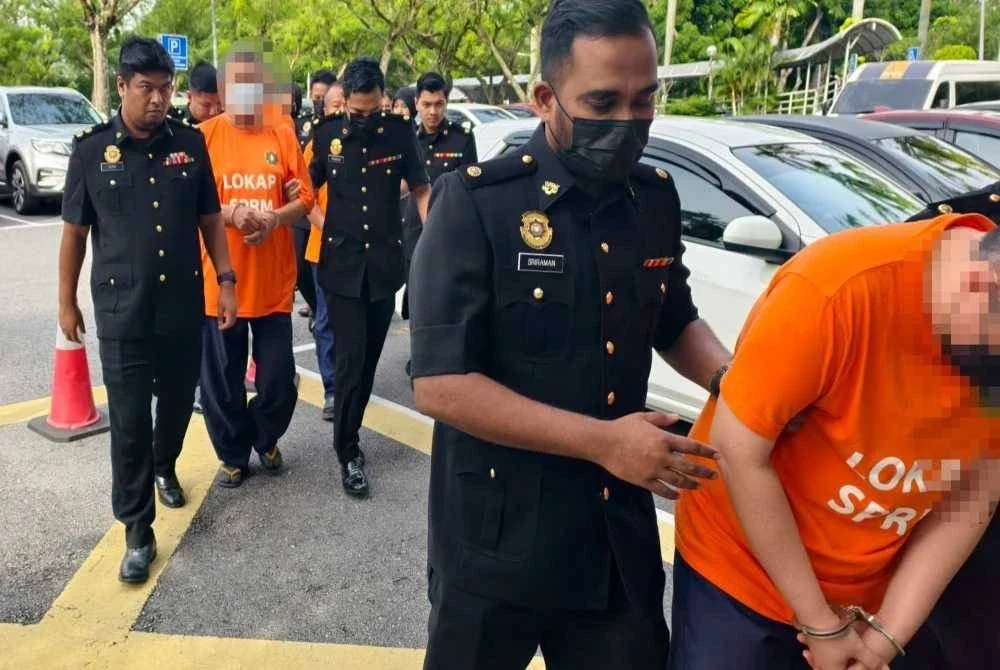 SPRM reman enam individu bagi membantu siasatan kes rasuah melibatkan pemberian suapan kepada seorang penjawat awam sebagai balasan untuk tidak mengambil tindakan undang-undang ke atas premis masing-masing bagi kesalahan di bawah Akta Kualiti Alam Sekeliling 1974. Foto: SPRM