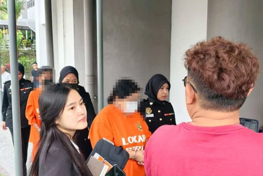SPRM menahan reman enam individu bagi membantu siasatan kes rasuah melibatkan pemberian suapan kepada seorang penjawat awam sebagai balasan untuk tidak mengambil tindakan undang-undang ke atas premis masing-masing bagi kesalahan di bawah Akta Kualiti Alam Sekeliling 1974. Foto: SPRM