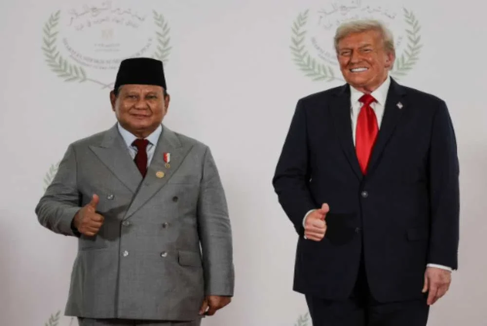 Trump menyambut Prabowo semasa sidang kemuncak mengenai Gaza di Sharm el-Sheikh, Mesir pada Oktober tahun lalu.- AFP