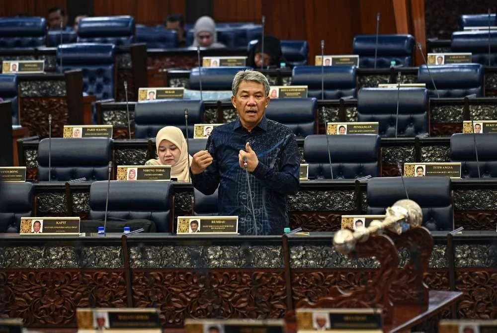 Mohamad ketika menjawab soalan pembangkang dalam sesi Waktu Pertanyaan-Pertanyaan Menteri di Dewan Rakyat pada Khamis. FOTO: Jabatan Penerangan Malaysia