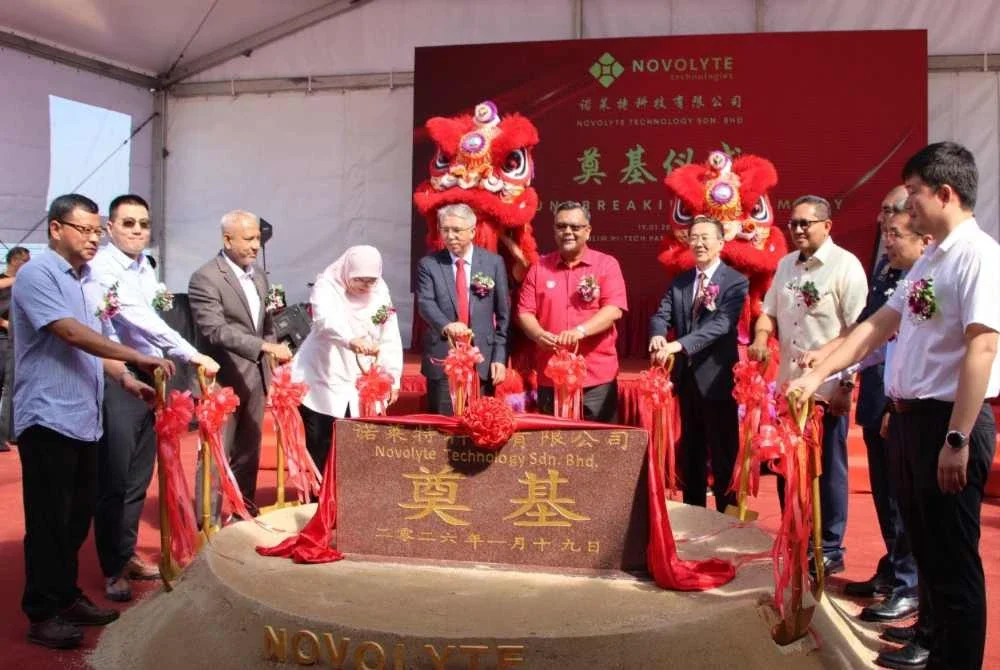 Haim Hilman (empat dari kiri) menghadiri majlis pecah tanah Novolyte Technology di KHTP baru-baru ini. Foto: FB Haim Hilman Abdullah 