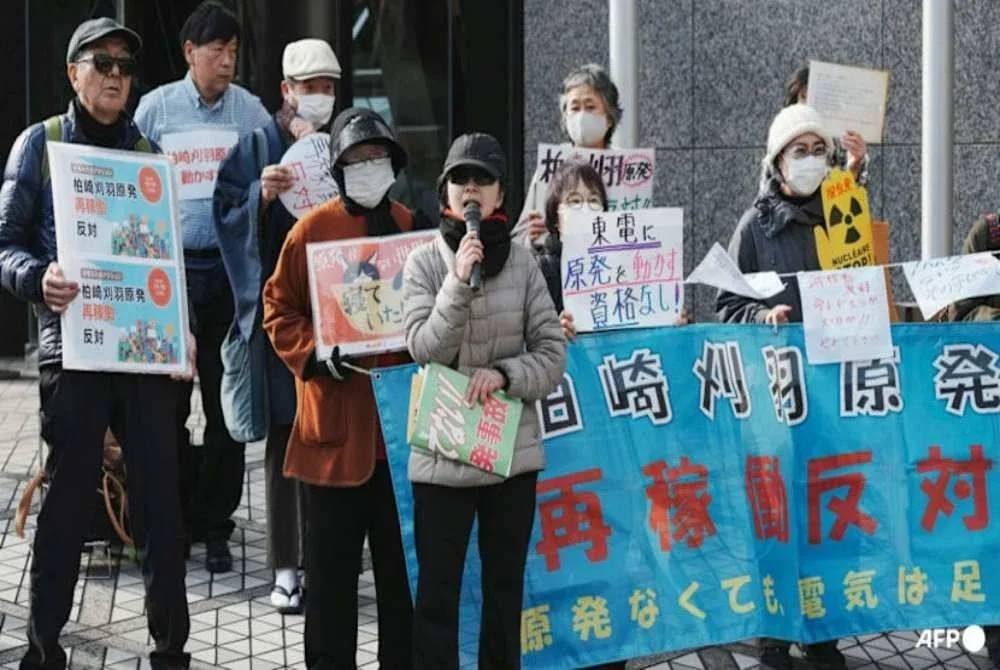 Penduduk membantah pengoperasian semula loji tenaga nuklear Kashiwazaki-Kariwa di pejabat TEPCO di Tokyo, Selasa lalu.
(Foto: AFP/Nogi)