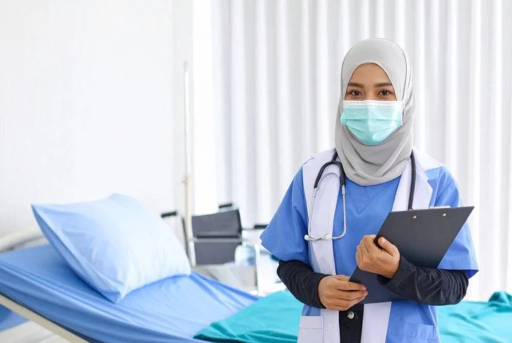 HARUS melakukan rawatan memulihkan kembali keadaan kemaluan kerana kemalangan dengan syarat bersama doktor Muslim wanita. Foto Canva