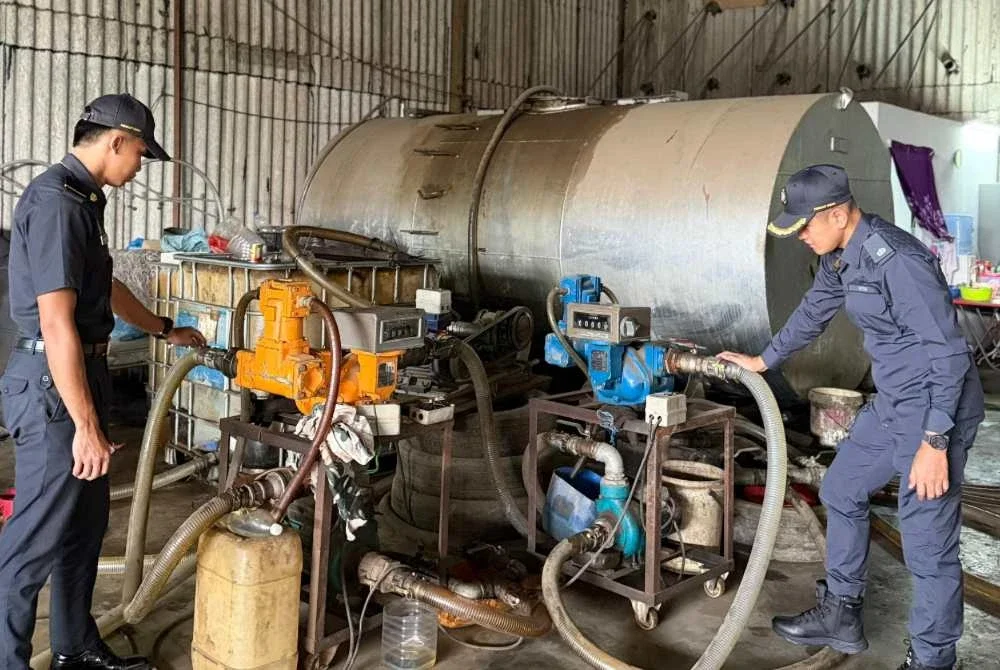 Anggota KPDN memeriksa peralatan yang digunakan sindiket penyelewengan diesel di Kulai. Foto: KPDN Johor