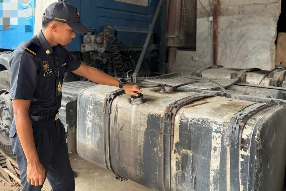 Anggota KPDN memeriksa tangki lori yang diubah suai. Foto: KPDN Johor