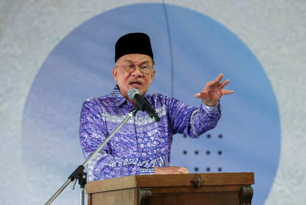 Anwar berucap pada Majlis Perjumpaan Bersama Pelajar Sekolah Tahfiz di Masjid Sultan Haji Ahmad Shah di sini pada Khamis. Foto Bernama