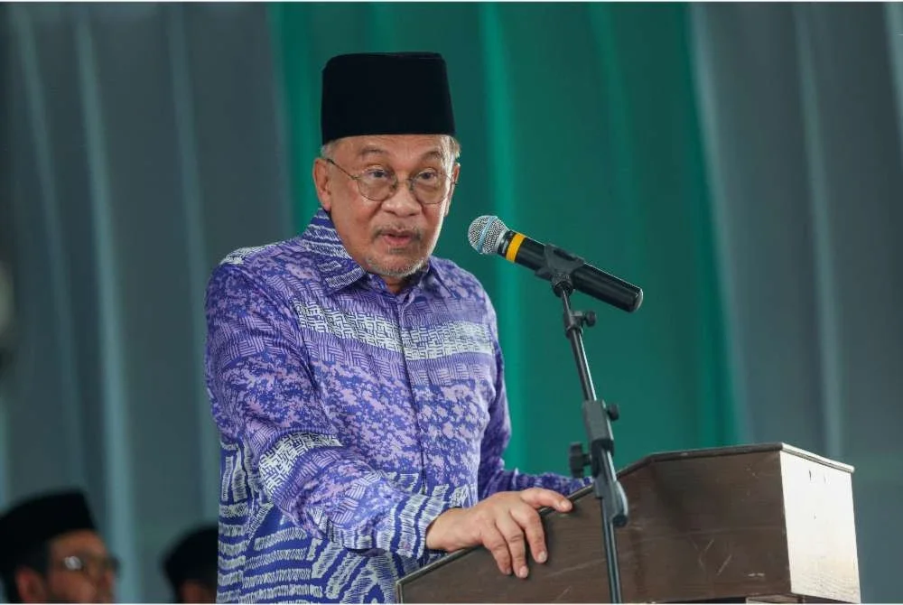 Anwar menyampaikan ucapan pada Majlis Bersama Pelajar Kelas Al-Quran dan Fardu Ain (KAFA) Saiyidatina Aisyah di Taman Harmoni pada Khamis. Foto Bernama
