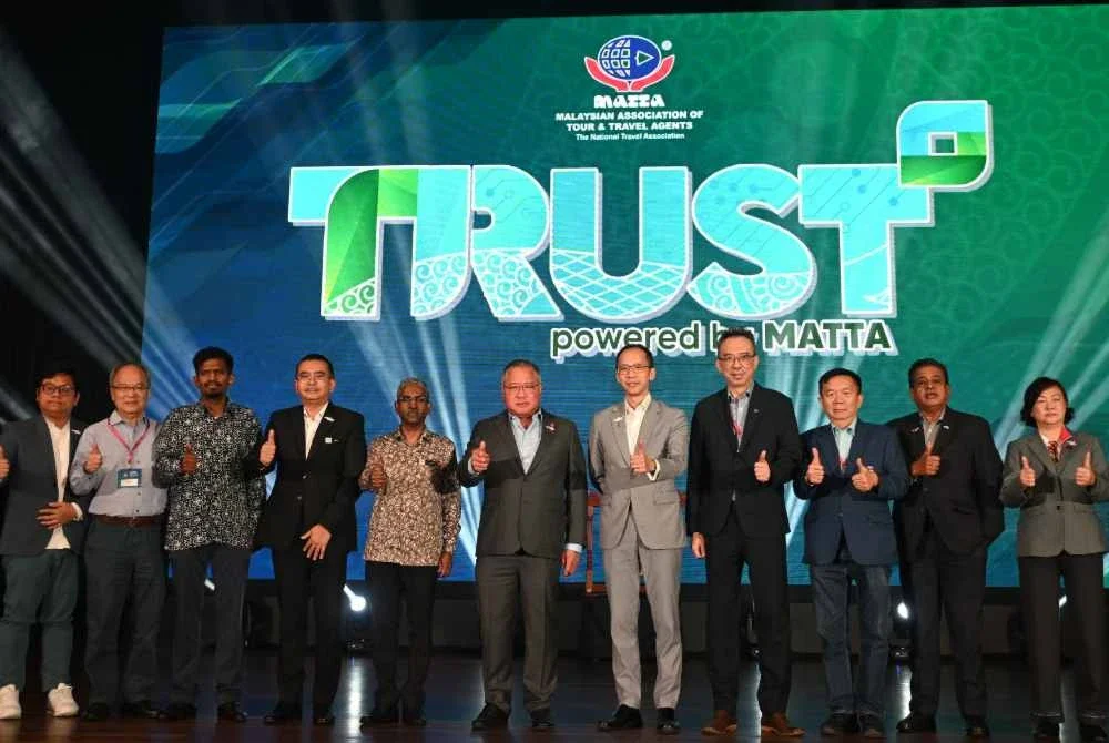 Presiden MATTA, Nigel Wong (lima dari kanan) bersama Menteri Pelancongan, Seni dan Budaya, Datuk Seri Tiong King Sing (tengah) serta barisan kepimpinan MATTA ketika pelancaran inisiatif TRUST pada MATTA Membership Summit 2026 di Sunway Putra Hotel, Kuala Lumpur.