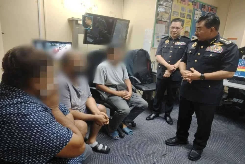 Muhammad Kifli menemu bual pemandu kereta yang ditahan selepas menawarkan khidmat kereta sewa haram di KLIA pada Rabu.